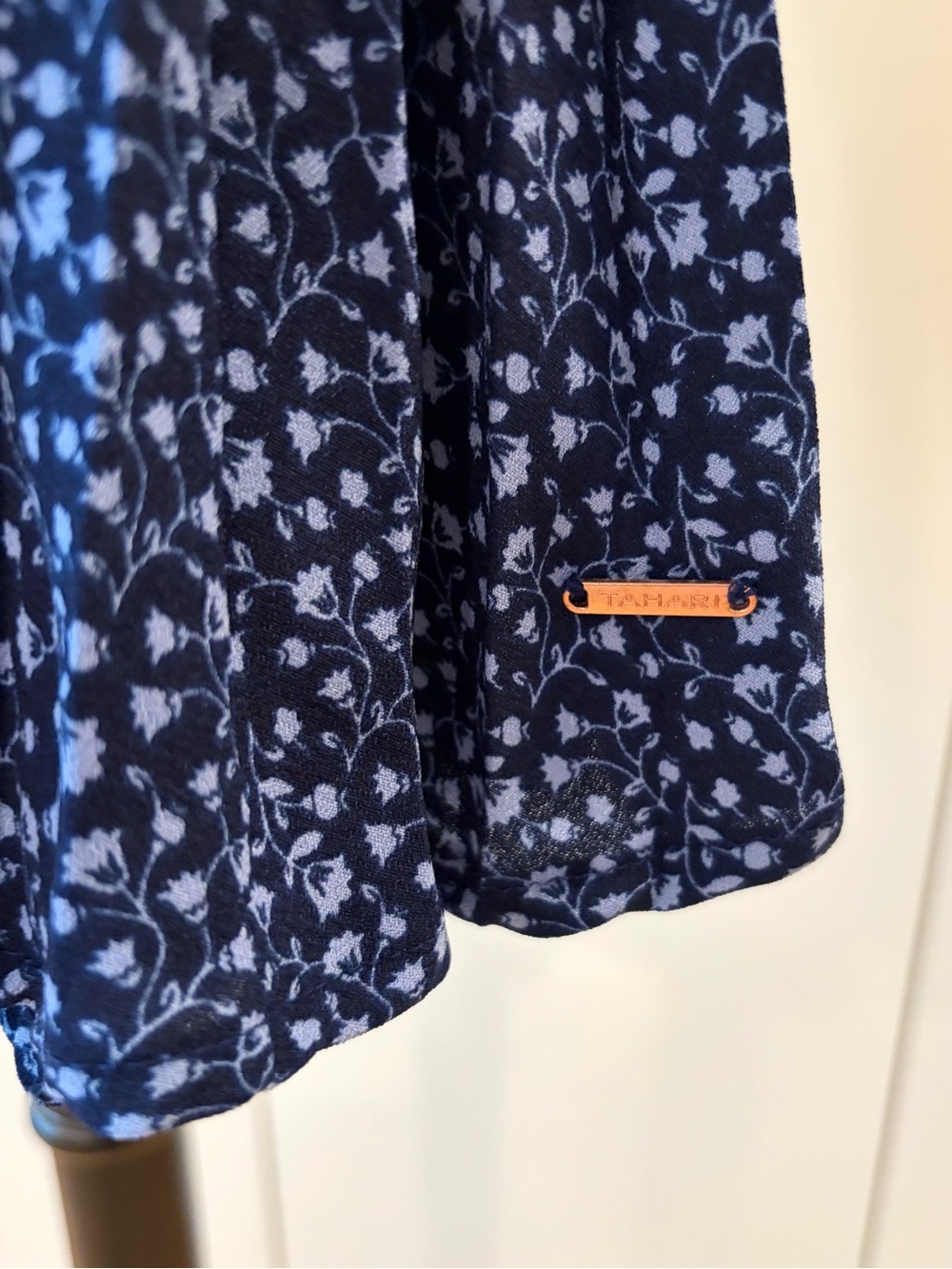 Tahari , new tag . size 8 girls Navy Floral Button-Front Shirt Dress